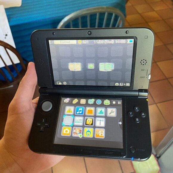 Nintendo 3DS XL Red/Black - Picture 5 of 8